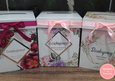 Pudełko na koperty kartonowe (od lewej): "Pink peonies (wersja biała), "Hortensje i róże", "Geometryczne serce pastelowe"