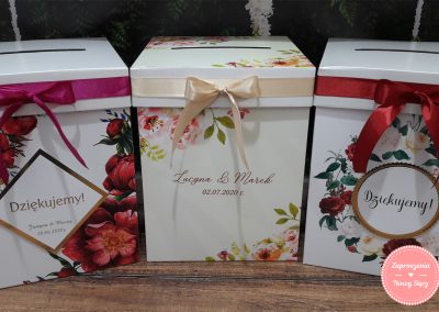 Pudełko na koperty kartonowe (od lewej): "Pink peonies (wersja biała)", "Herbaciane róże", "Bordowe róże"
